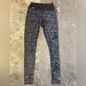 Mahiku tribal Pattern Black and Gray Leggings. Adult Large